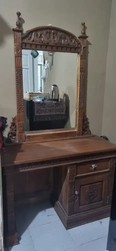 Dijual cepat lemari jati dan meja rias 1 set nego