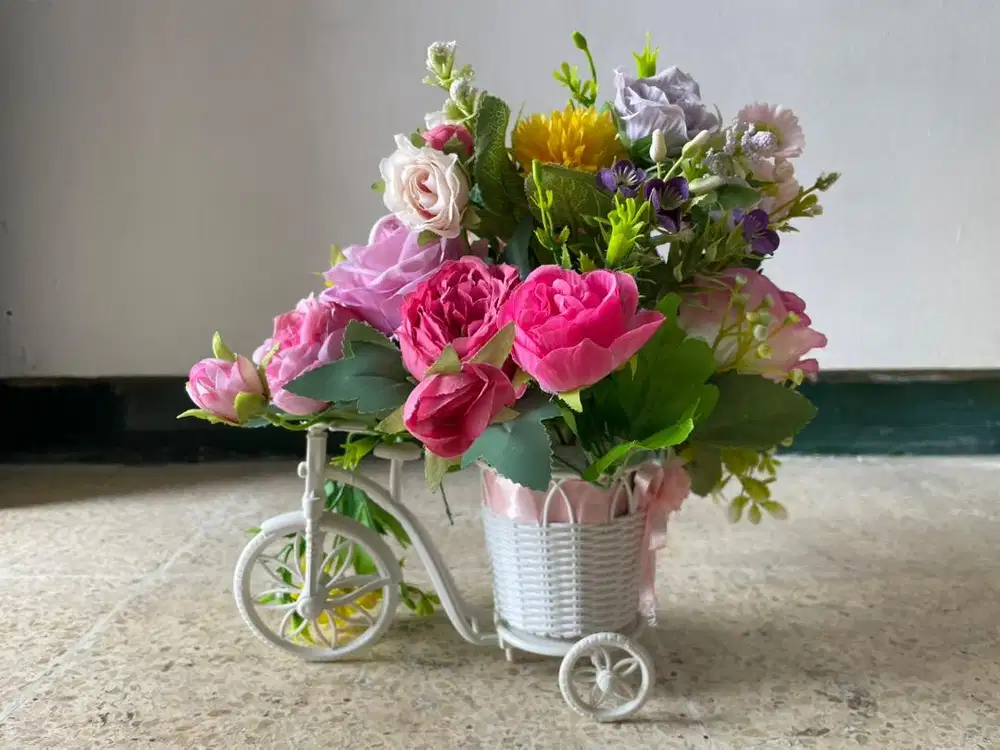 Bunga plastik + pot sepeda