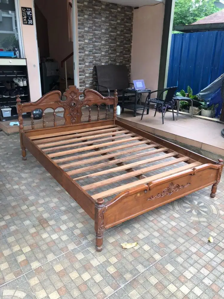Dipan tempat tidur kayu jati