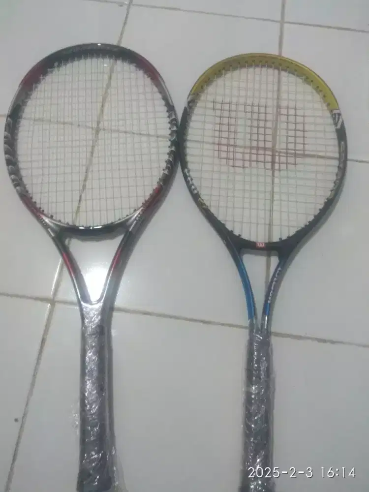 Raket Tenis Wilson dan Toalson
