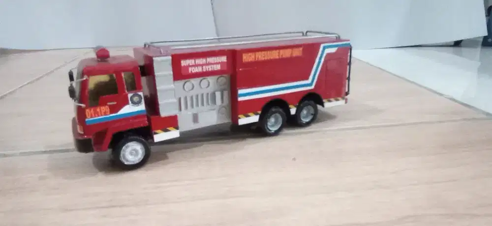 MINIATUR TRUK PEMADAM KEBAKARAN