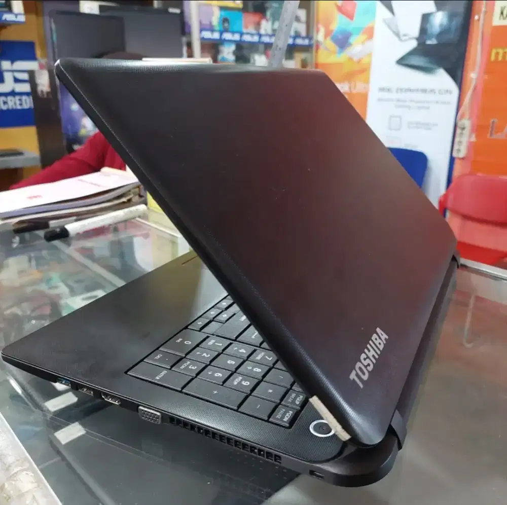 Laptop slim Toshiba SSD+HDD RAM 4