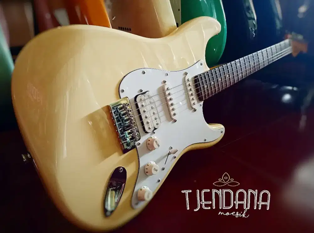 Strato model yellow vintage