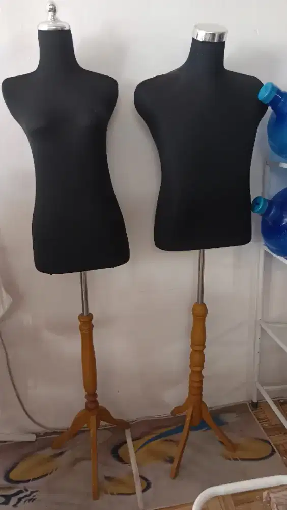 Manikin kaki kayu
