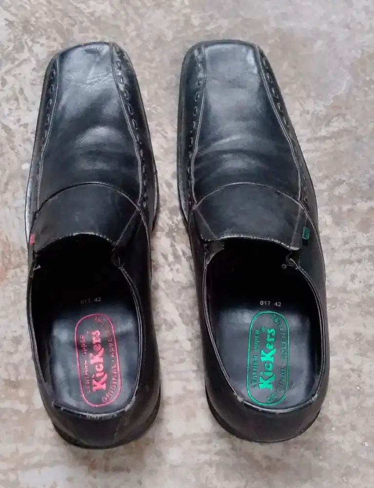 Sepatu kulit kickers