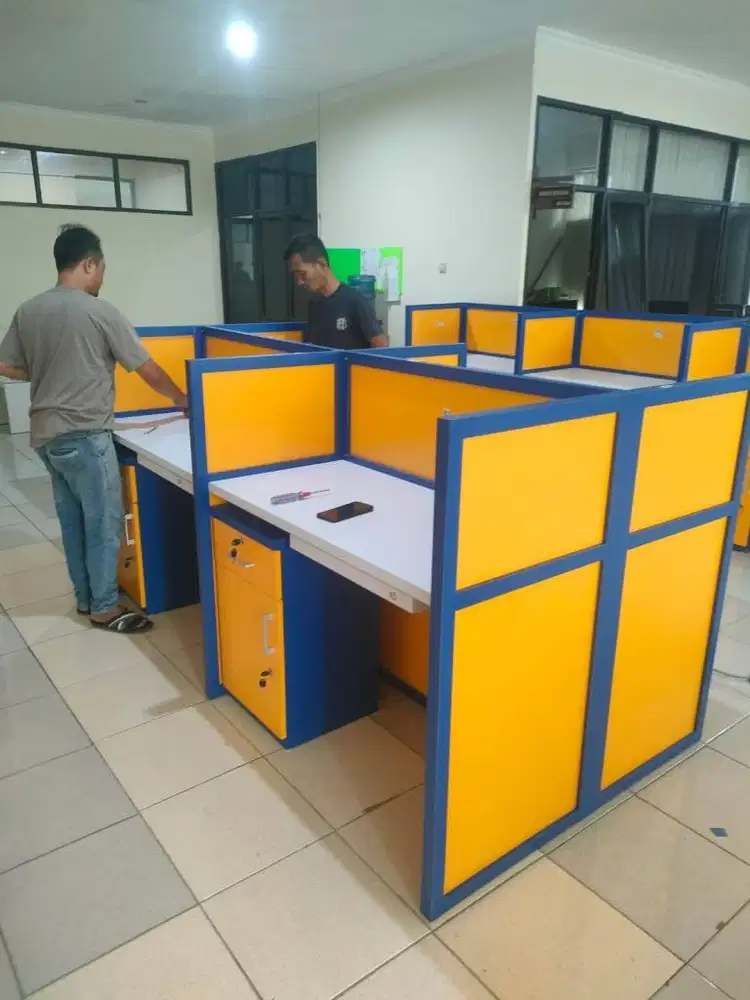 Meja Partisi Kantor 4 orang dan 4 lemari kabinet
