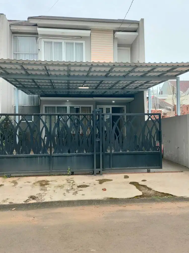 Rumah Minimalis 2 Lantai, Depan Taman di Villa Melati Mas