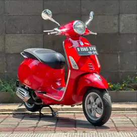 Vespa Primavera IGET 150 TAHUN 2016 warna Merah VERY GOOD CONDITION.