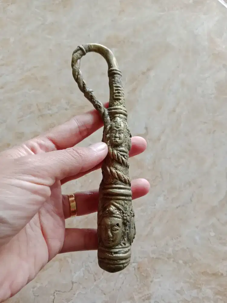 Patung kuningan bentuk cemeti