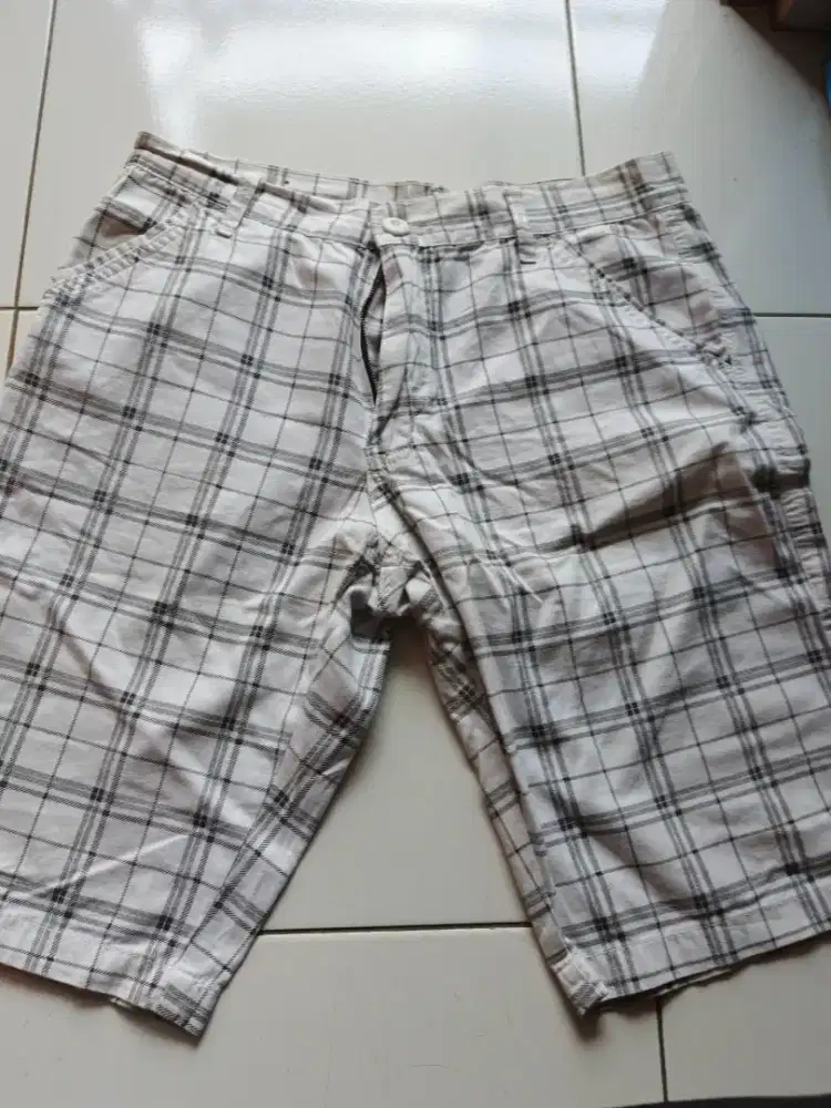 Celana pendek motif tartan