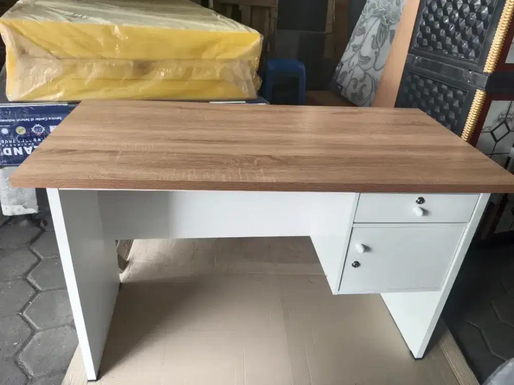 Meja Kantor Tebal Baru tapi Minus dikit