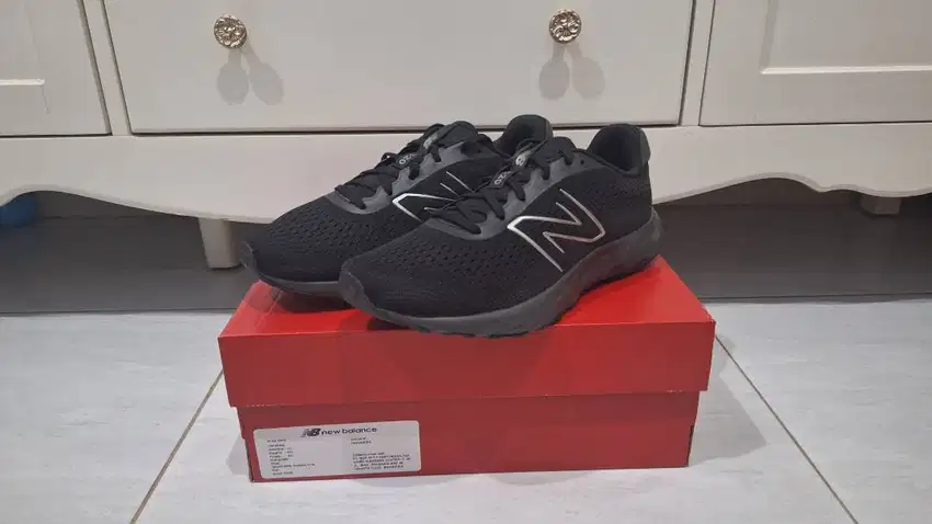 New Balance size 44 - Sepatu Original Black (M520LA8)