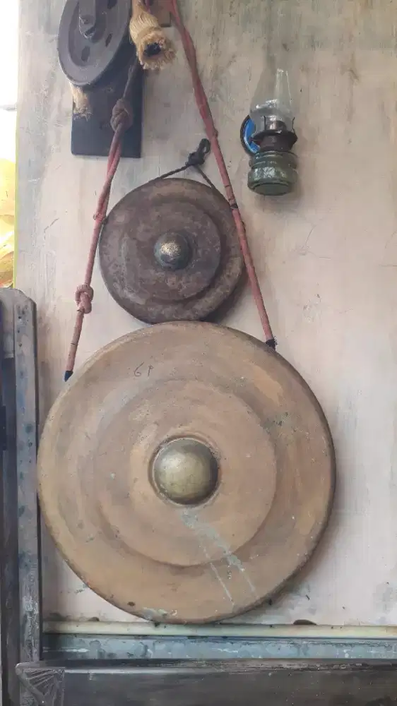 Gong besi pencu kuningan