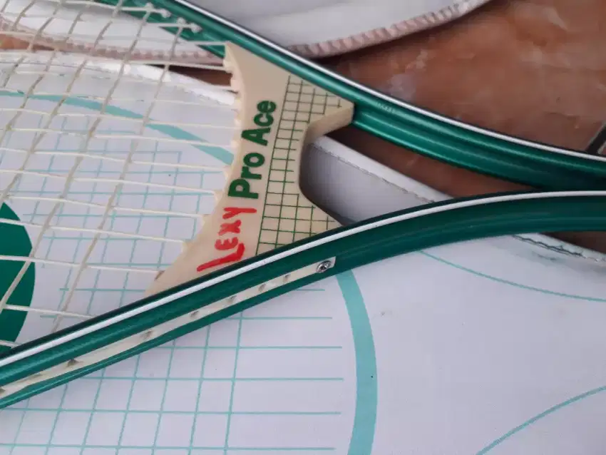 Raket tenis jadul
