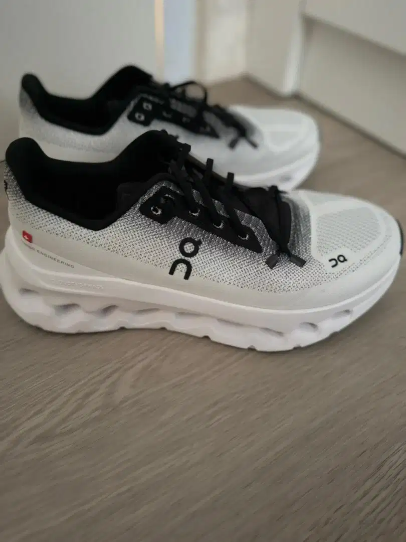 Sepatu on cloudTilt Black Invory Ori