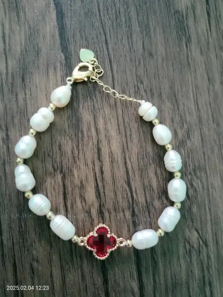 Gelang mutiara clover merah
