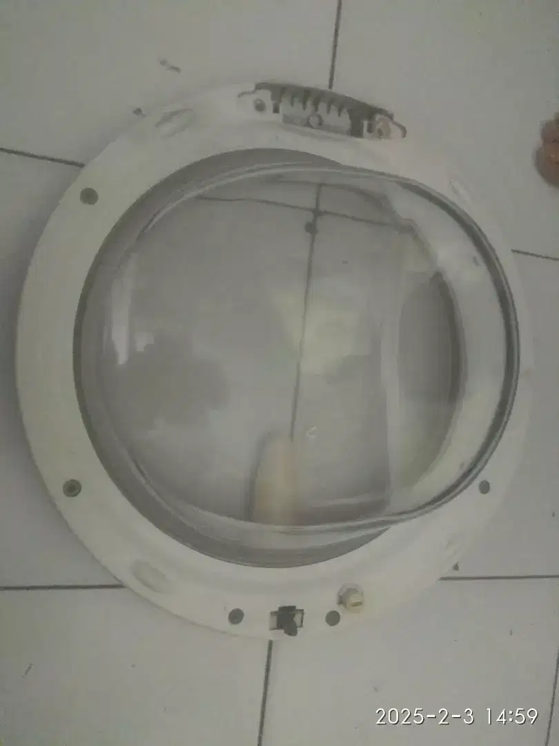 Tutup pintu mesin cuci berbentuk melingkar