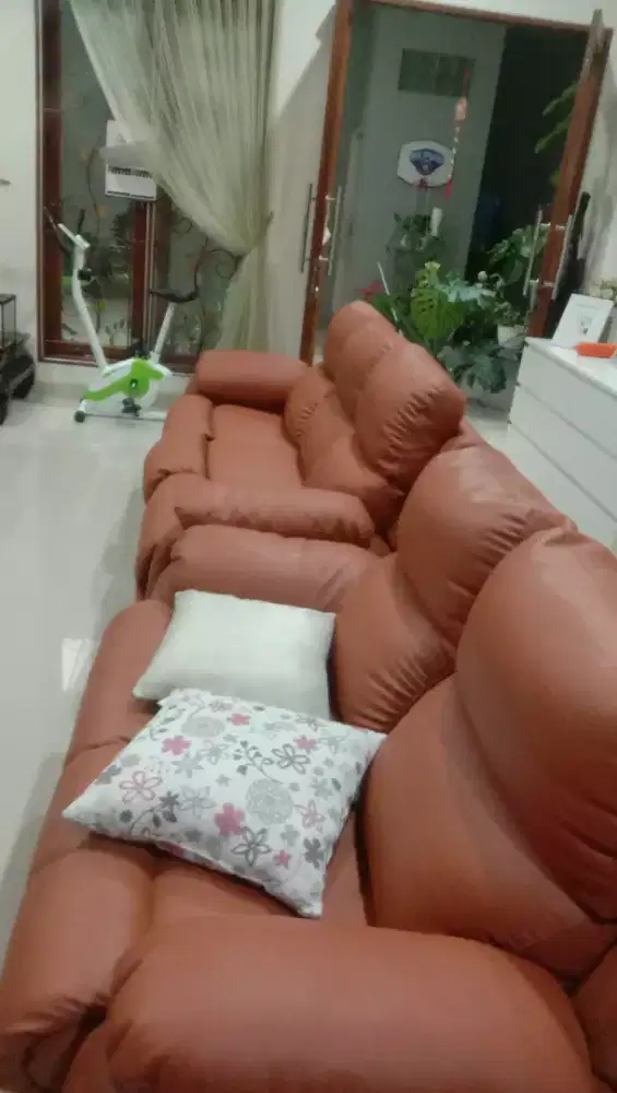 Melayani servis sofa panggilan