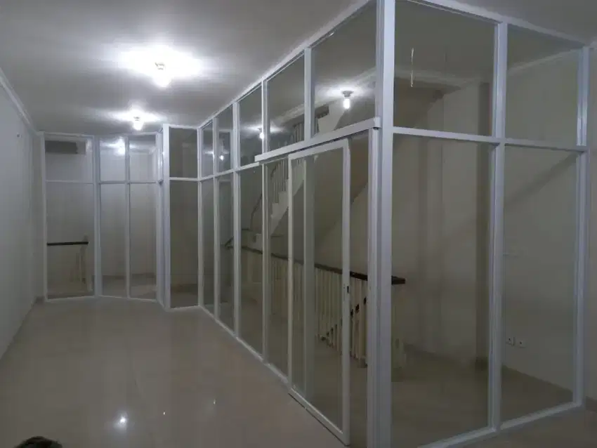 Partisi kaca dan pintu