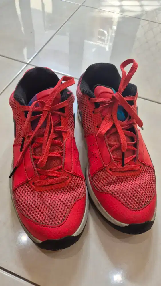 Sepatu basket size 41