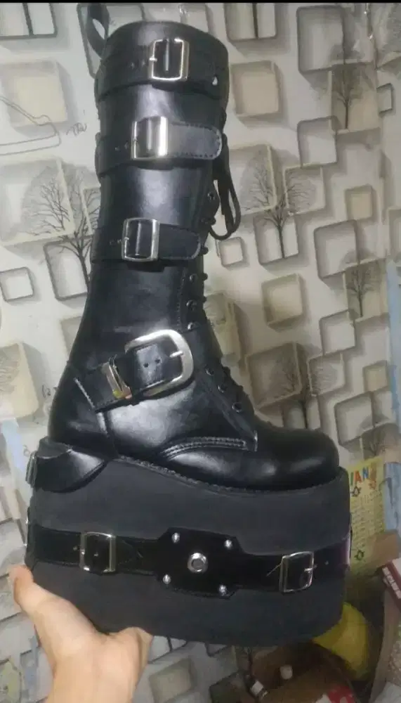 Sepatu boot hak tinggi