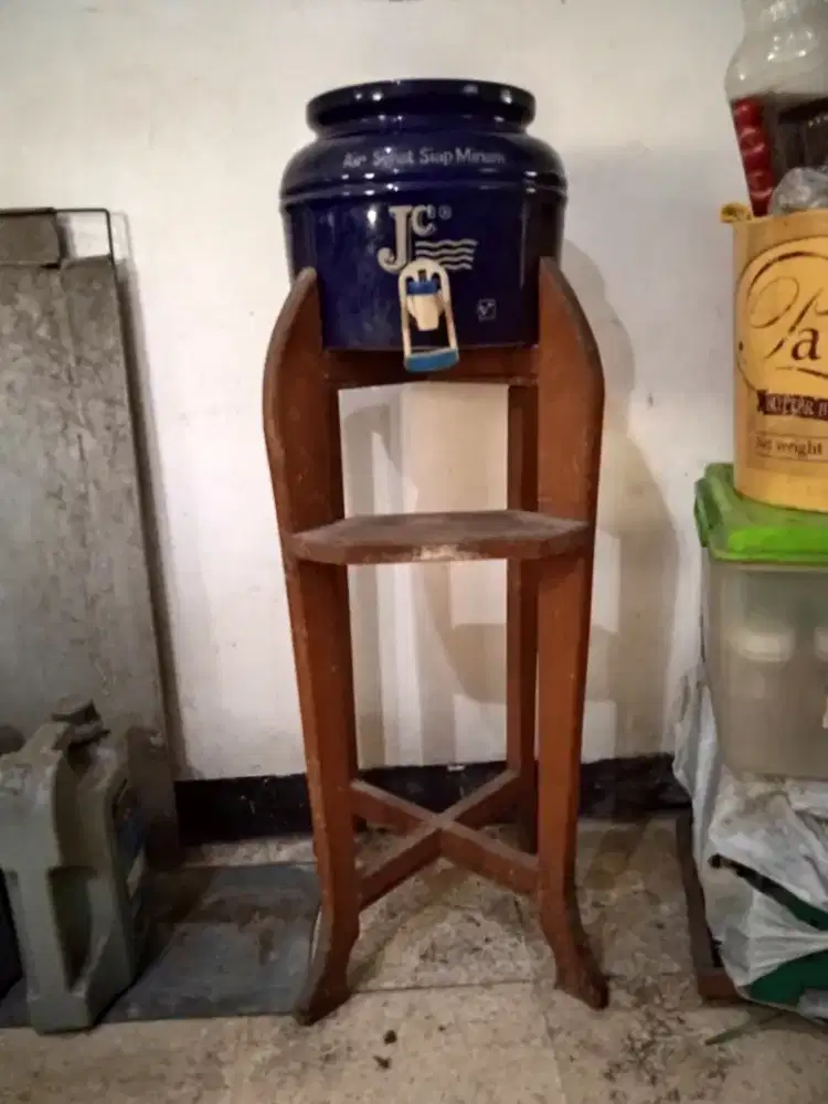 Guci air minum + tatakan kayu