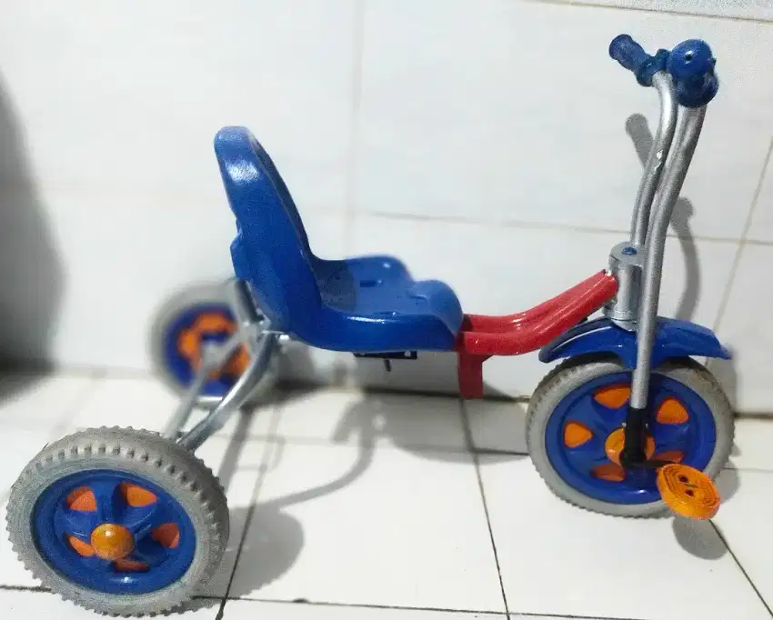 Sepeda roda tiga buat anak kesayangan