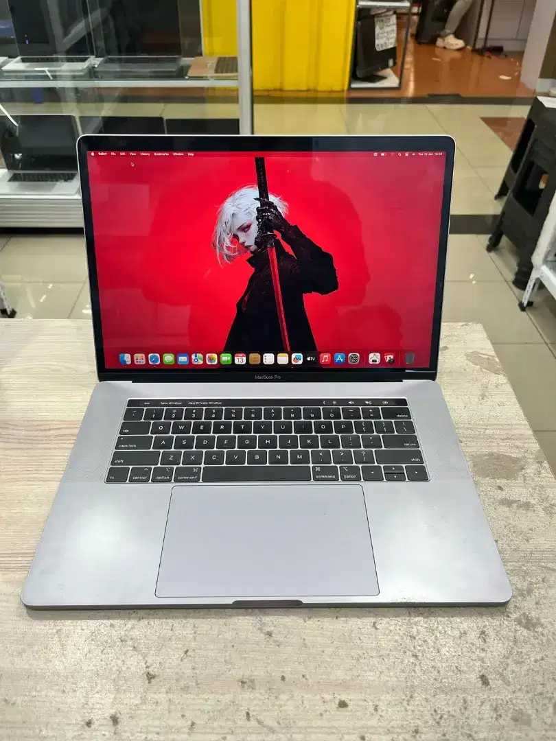 MACBOOK PRO 2018 15 INCHI CORE I9 32/512 GB SECOND ORIGINAL