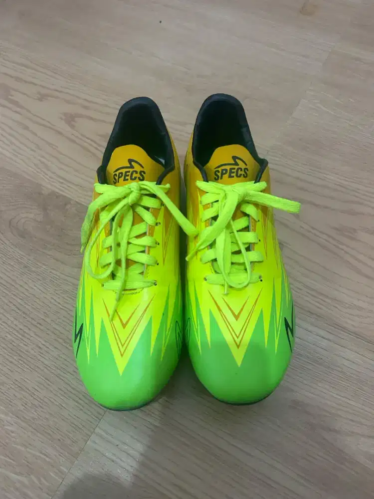 sepatu bola specs