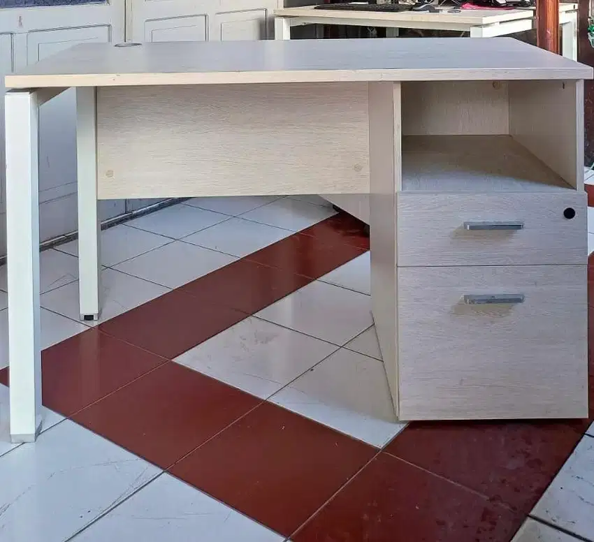 Sieben meja kantor (Informa) uk. 120x60x75,5 cm