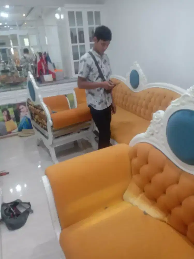 Melayani servis sofa panggilan