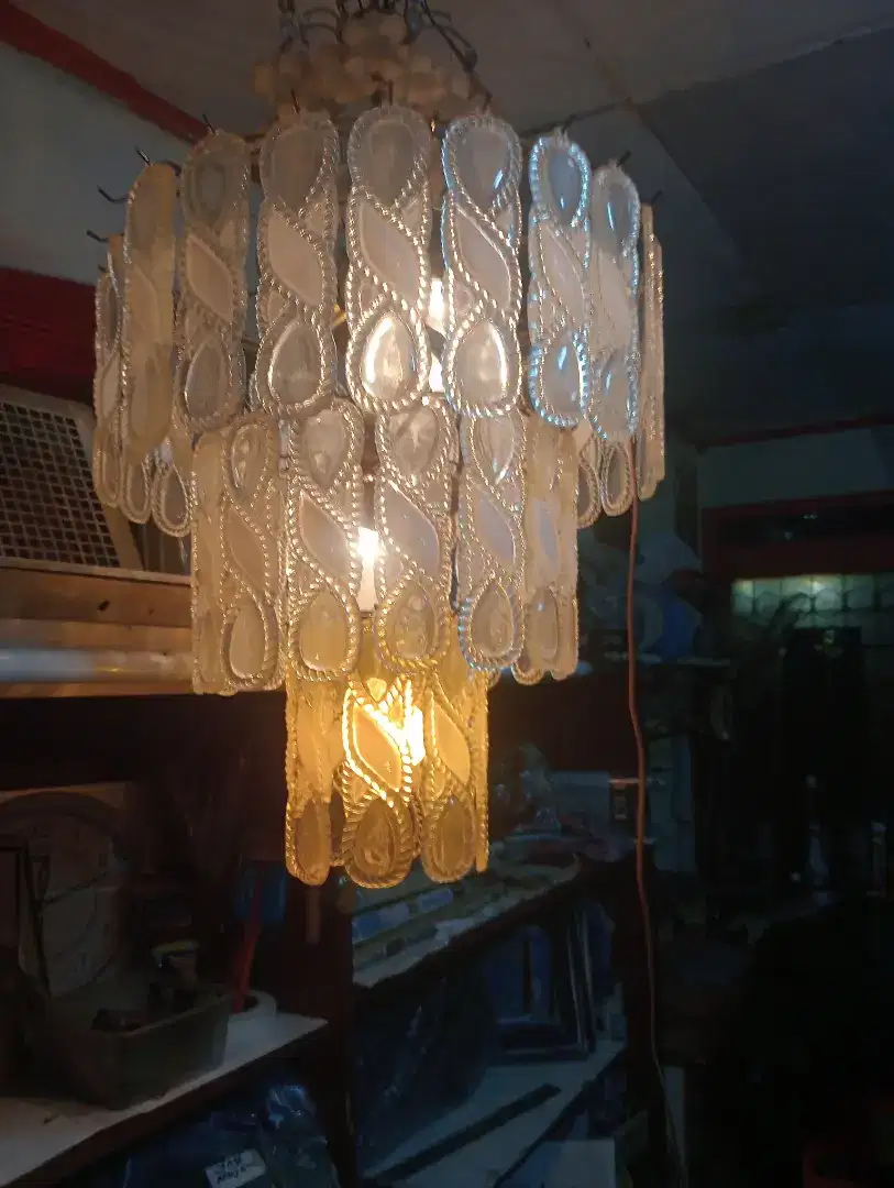 Lampu hias ruangan tamu.