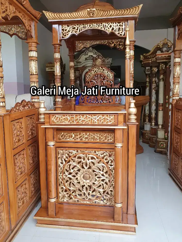 mimbar masjid ukir depan kubah