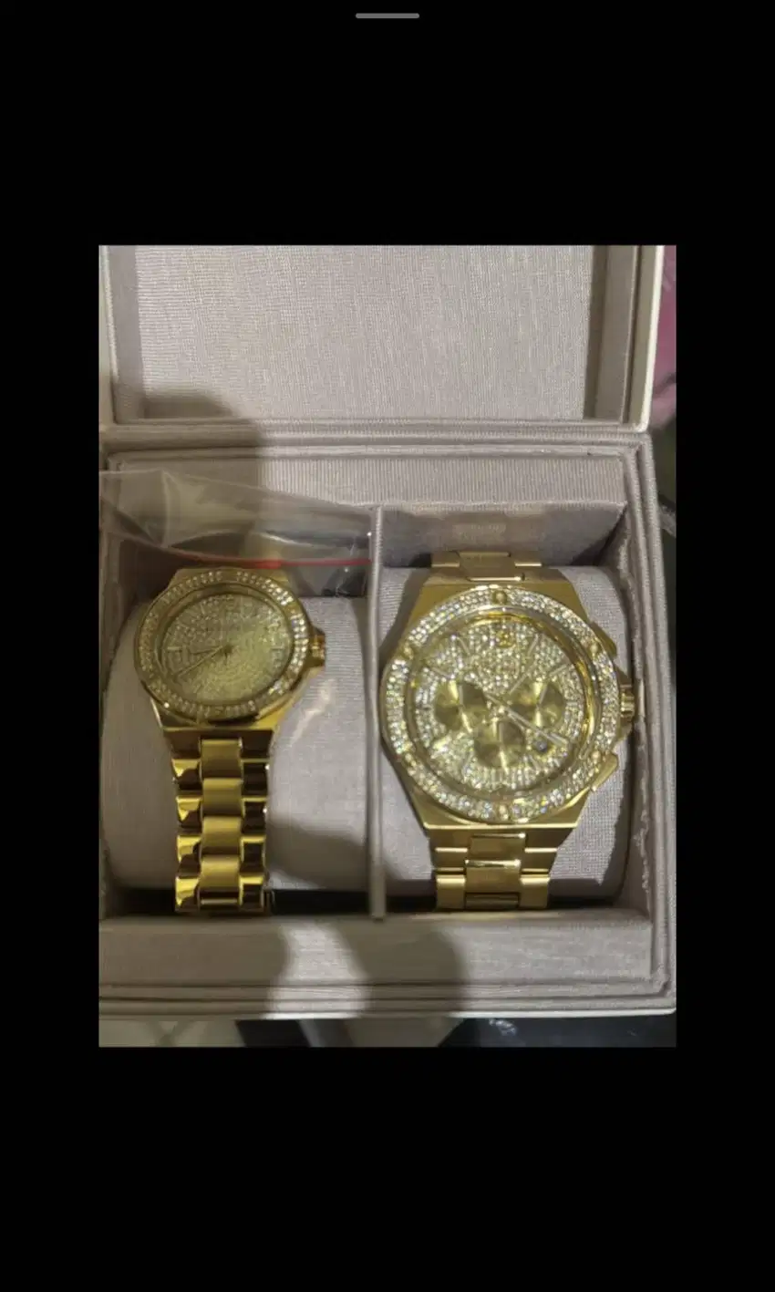 JAM TANGAN MICHAEL KORS LENNOX MK1061 SET ( SEPASANG ) )