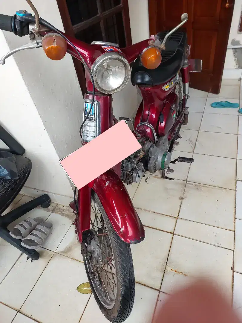 Honda C70 Deluxe Tahun 1979 Merah