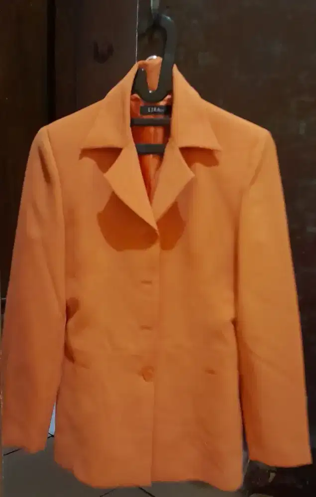 Blazer warna orange
