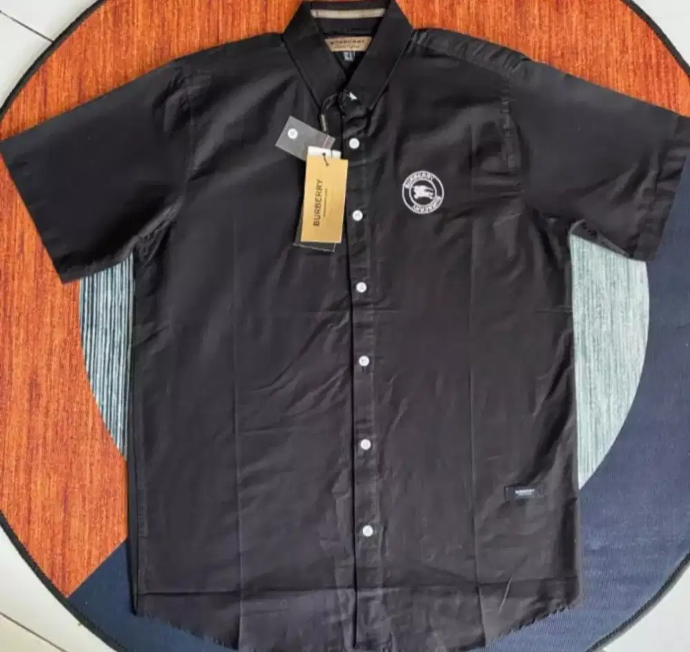 Kemeja pendek Hitam Burberry size L