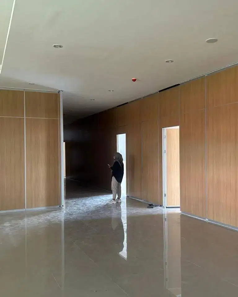 INSTALASI Pintu partisi redam suara