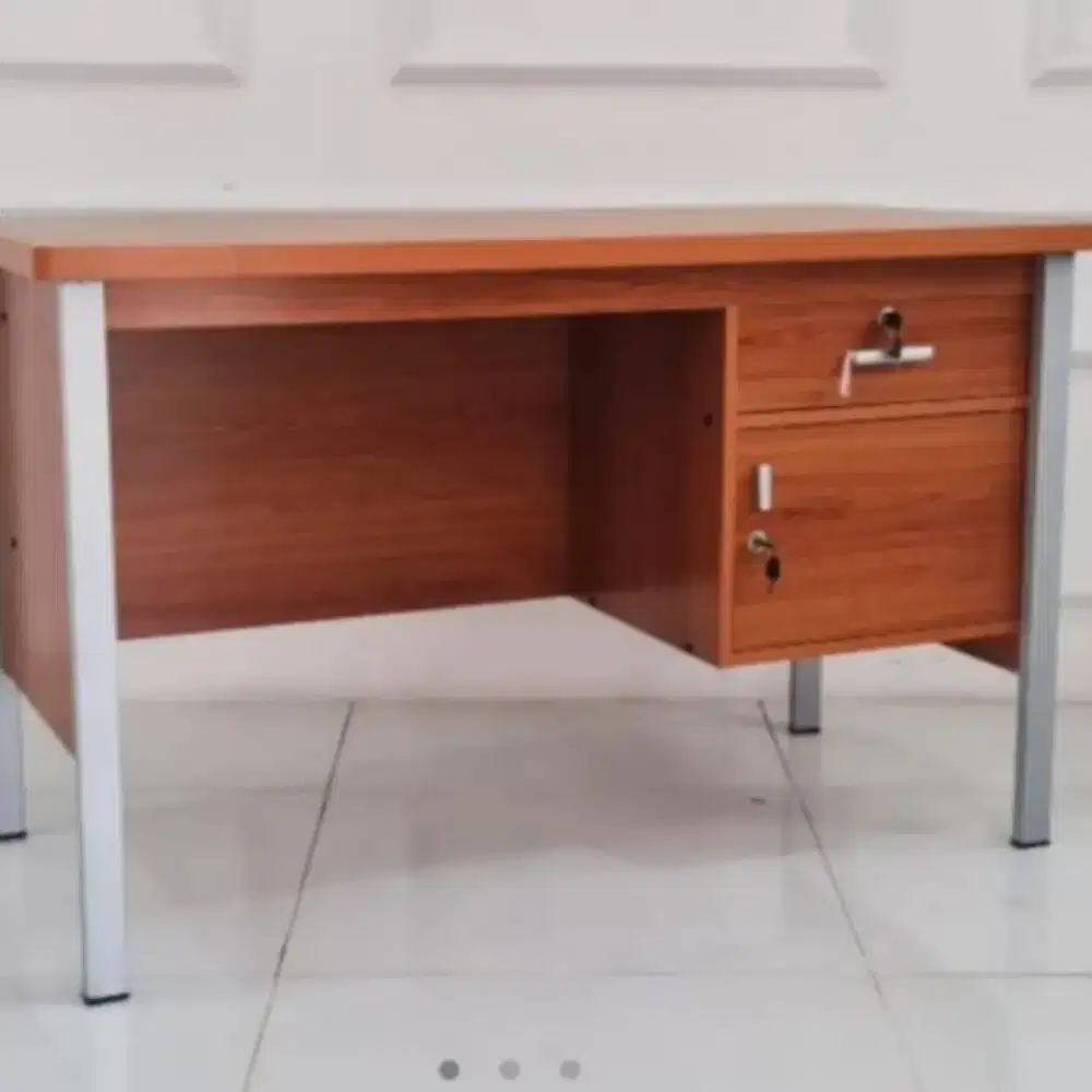 Meja tulis meja kantor kaki besi