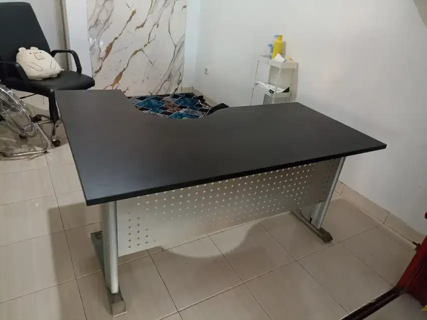 Meja Kantor minimalis
