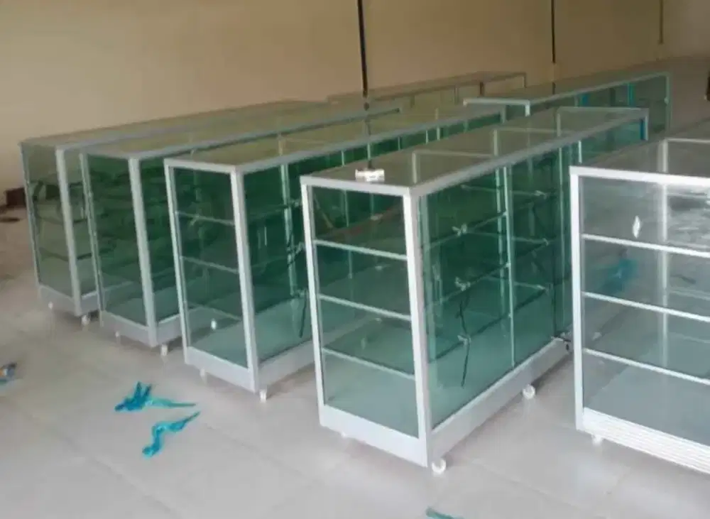 Etalase Kaca Baru