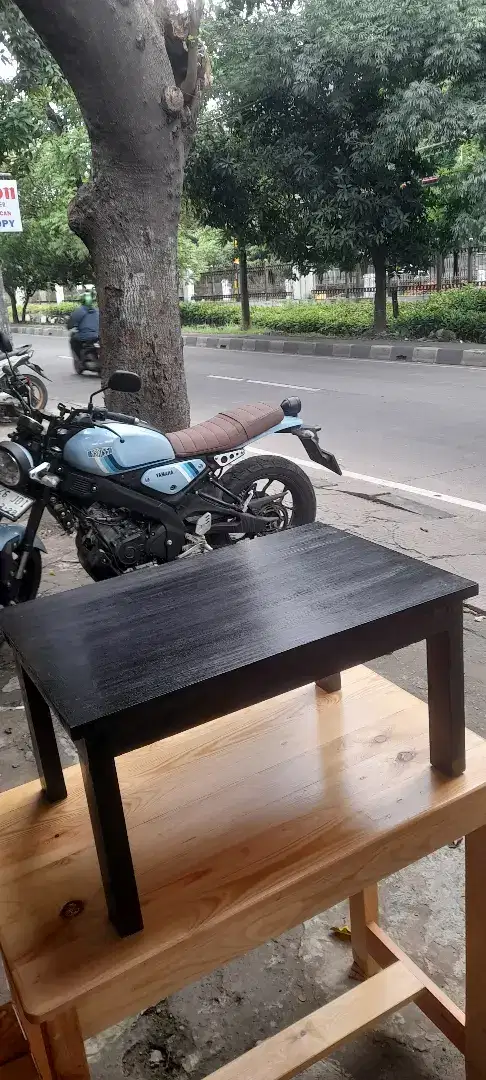 Meja lesehan kayu