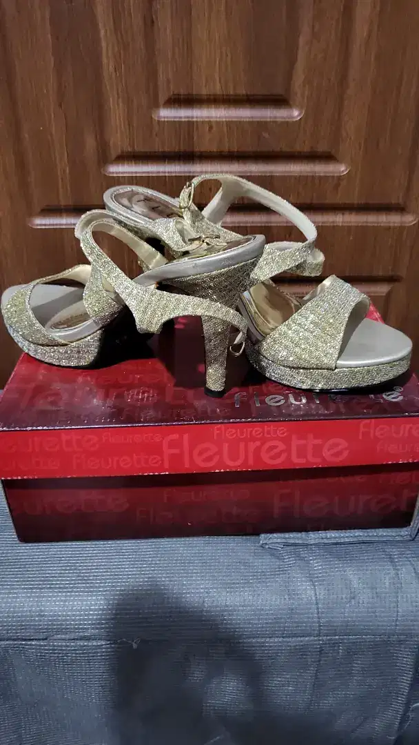 Sepatu heels wanita