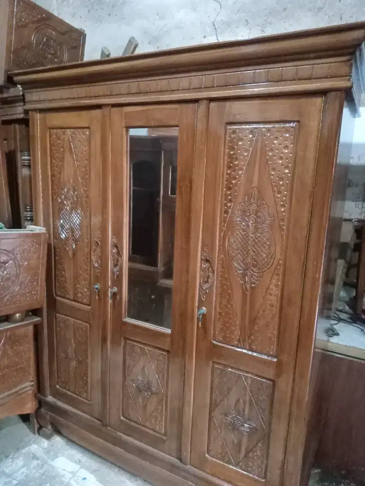 Lemari pintu 3 jati kaca tengah