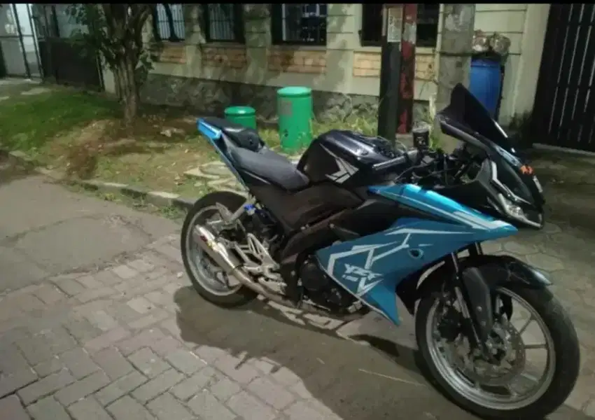 Dijial motor Yamaha R15