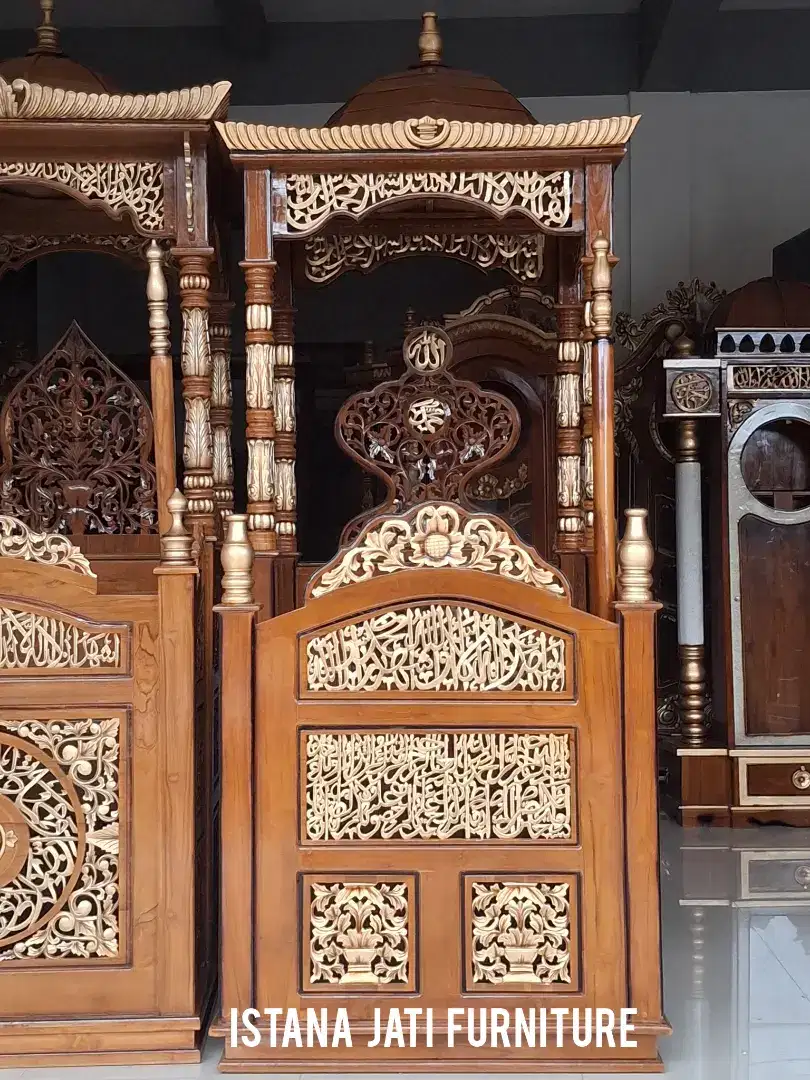 Mimbar masjid khutbah ukiran kaligrafi