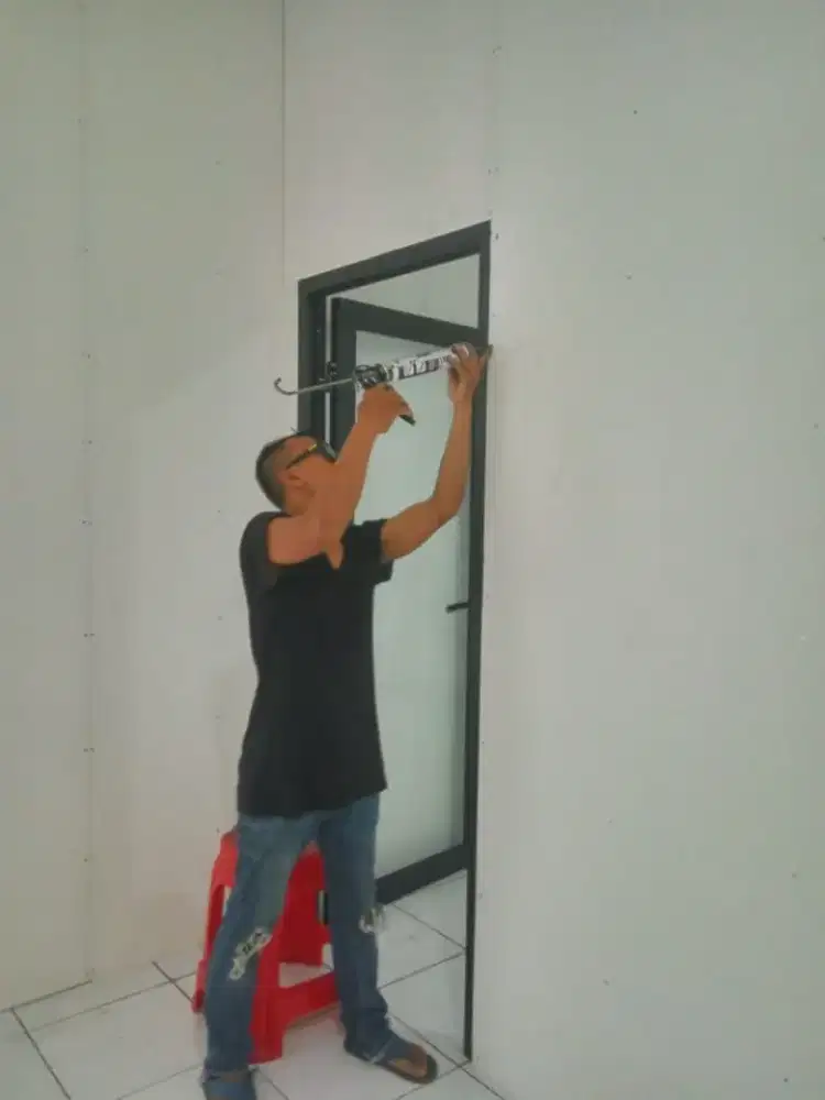 Pasang pintu kayu atau serpis