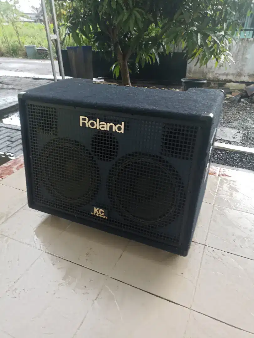 Amply Roland KC 880 stereo mixing keyboard amplifier
