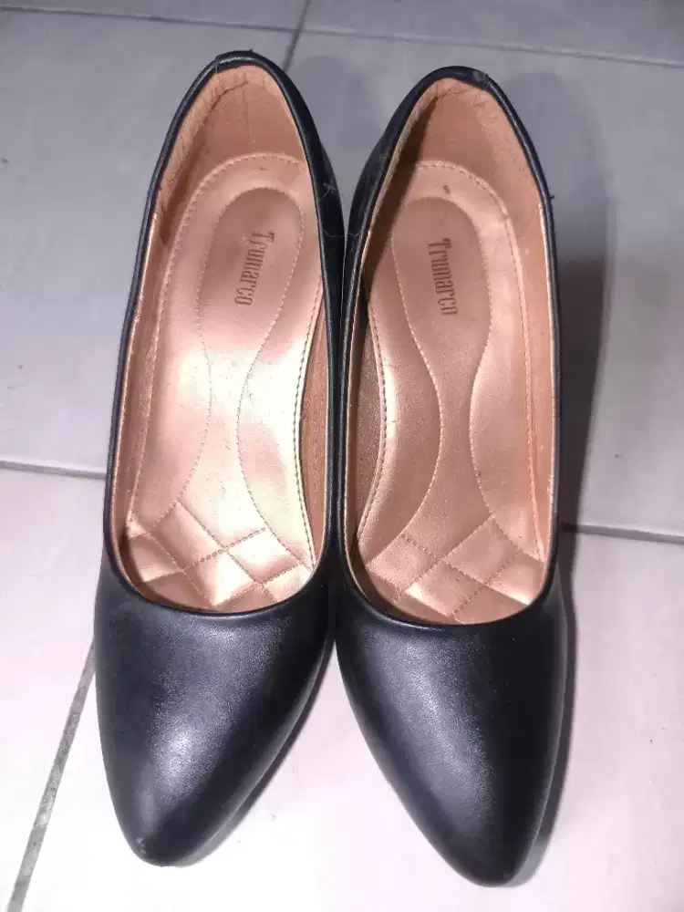 Sepatu kerja wanita