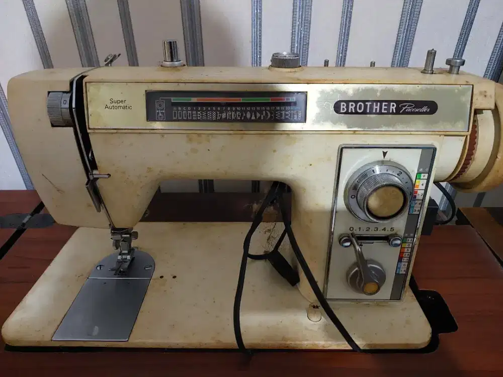 Mesin jahit Brother jarang sekali dipakai. Mau dilepas aja (ANTIK)